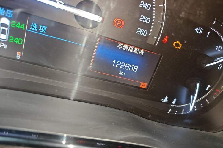 Used Cadillac XT5 2016 25T Tech Edition Odometer Close Up