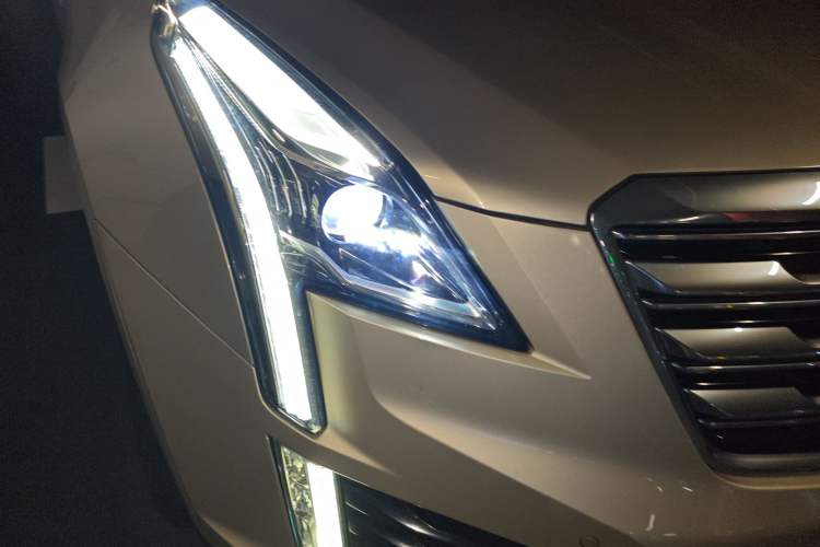 Used Cadillac XT5 2016 28T Four-Wheel Drive Tech Version Right Front Headlight