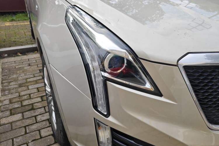 Used Cadillac XT5 2016 28T Four-Wheel Drive Tech Version Right Front Headlight
