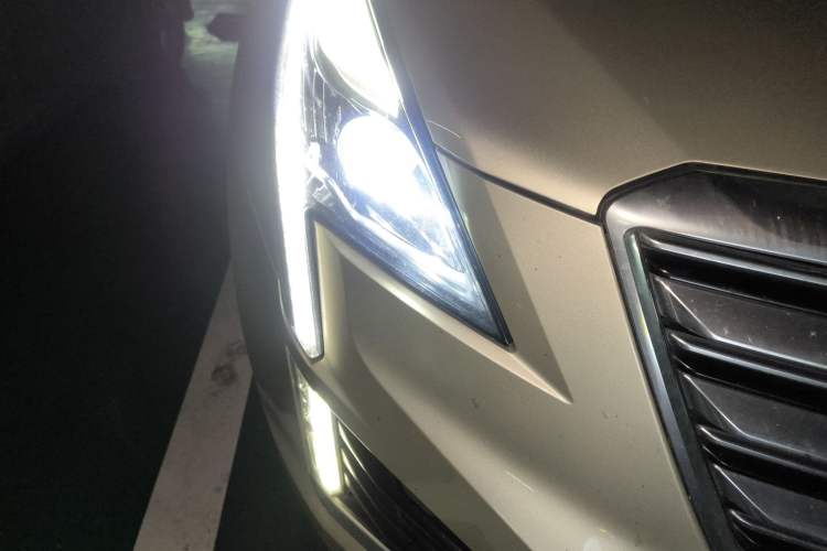 Used Cadillac XT5 2016 28T Four-Wheel Drive Luxury Model Right Front Headlight