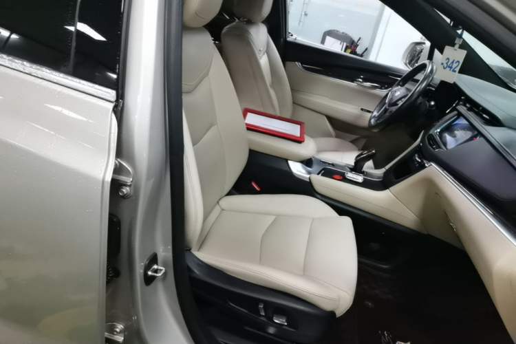 Used Cadillac XT5 2016 28T Four-Wheel Drive Tech Version Right Front Seat