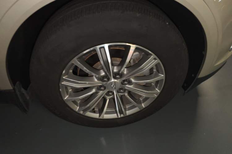 Used Cadillac XT5 2016 28T Four-Wheel Drive Tech Version Right Front Wheel Hub