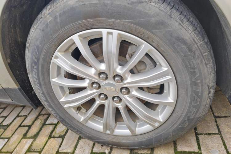 Used Cadillac XT5 2016 28T Four-Wheel Drive Tech Version Right Front Wheel Hub