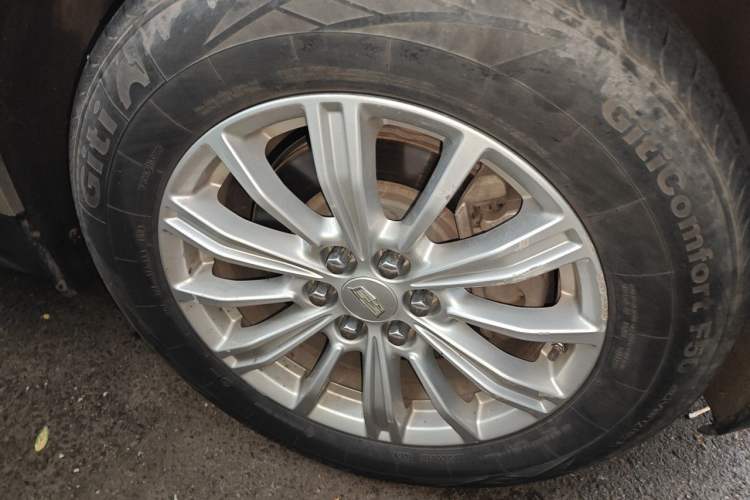 Used Cadillac XT5 2016 25T Tech Edition Right Front Wheel Hub
