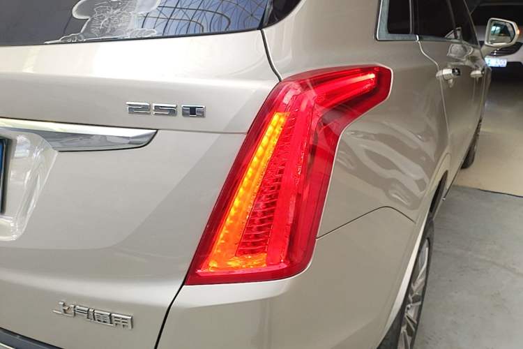 Used Cadillac XT5 2016 25T Luxury Model Right Rear Taillight