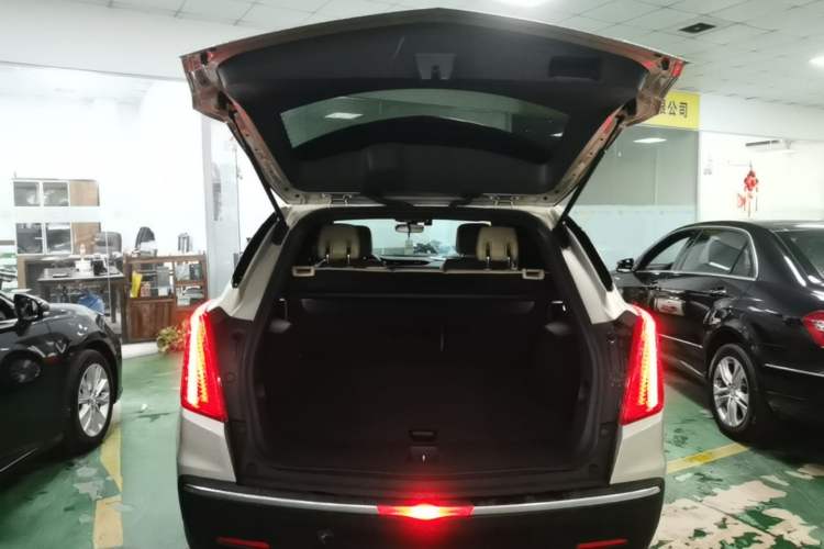 Used Cadillac XT5 2016 28T Four-Wheel Drive Tech Version Trunk