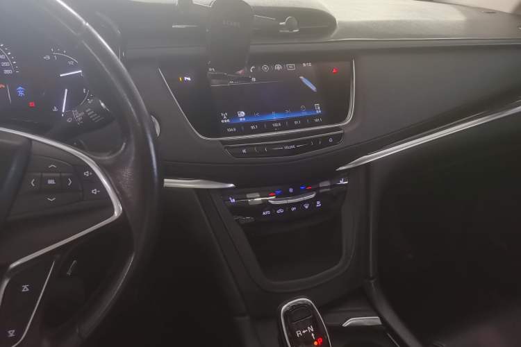 Used Cadillac XT5 2017 Anniversary Edition 25T Luxury Model Audio And AC Panel