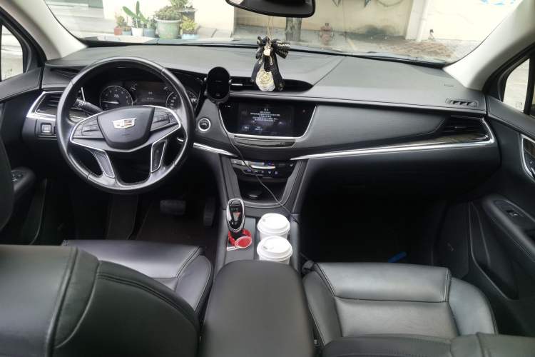 Used Cadillac XT5 2017 Anniversary Edition 25T Luxury Model Center Console