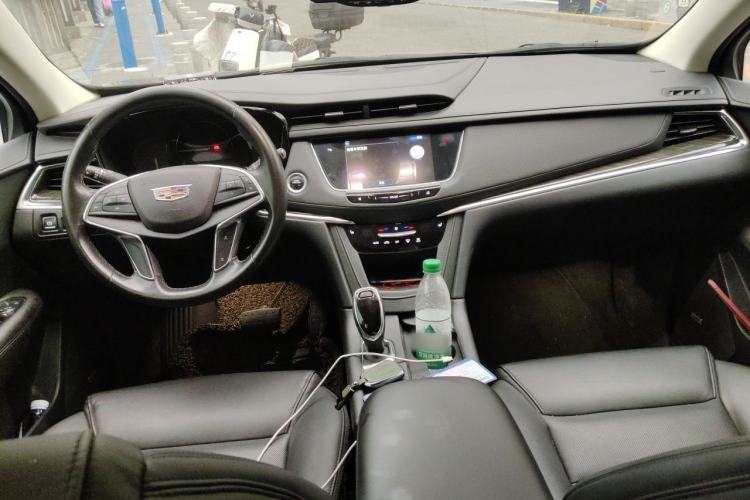 Used Cadillac XT5 2017 Anniversary Edition 25T Luxury Model Center Console