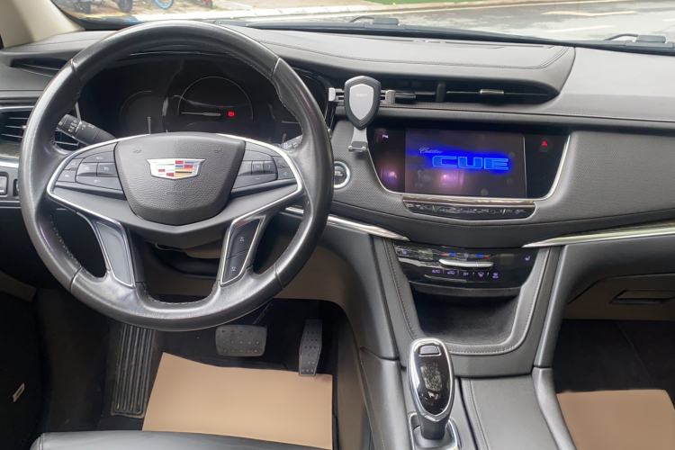 Used Cadillac XT5 2017 Anniversary Edition 25T Luxury Model Center Console