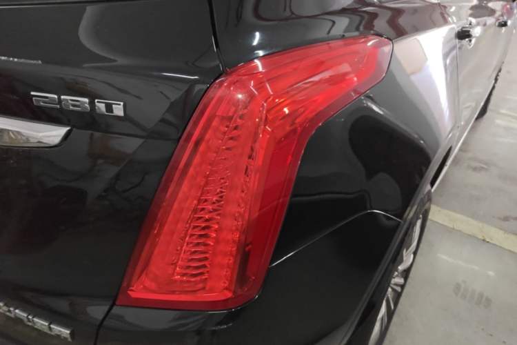 Used Cadillac XT5 2017 Anniversary Edition 28T Four-Wheel Drive Luxury Model Exterior 3