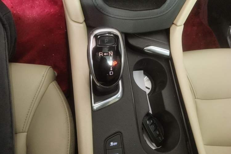 Used Cadillac XT5 2017 Anniversary Edition 28T Four-Wheel Drive Tech Model Gear Lever