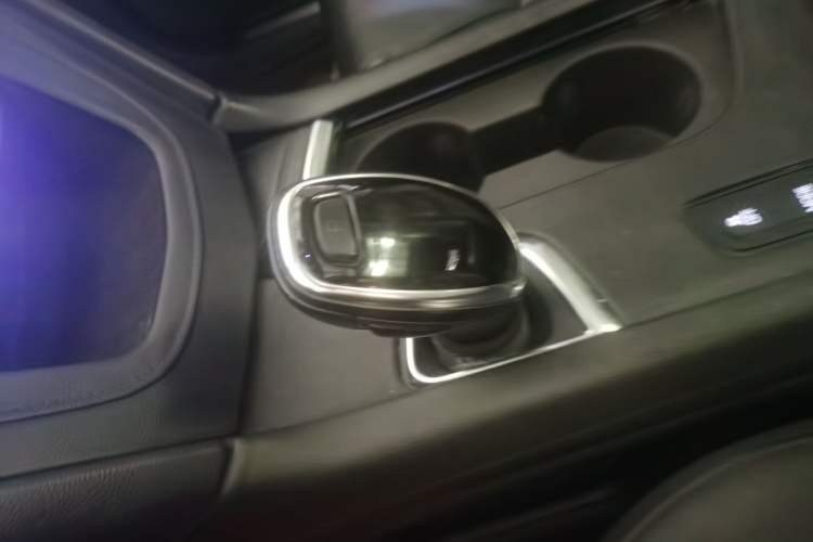 Used Cadillac XT5 2017 Anniversary Edition 25T Luxury Model Gear Lever