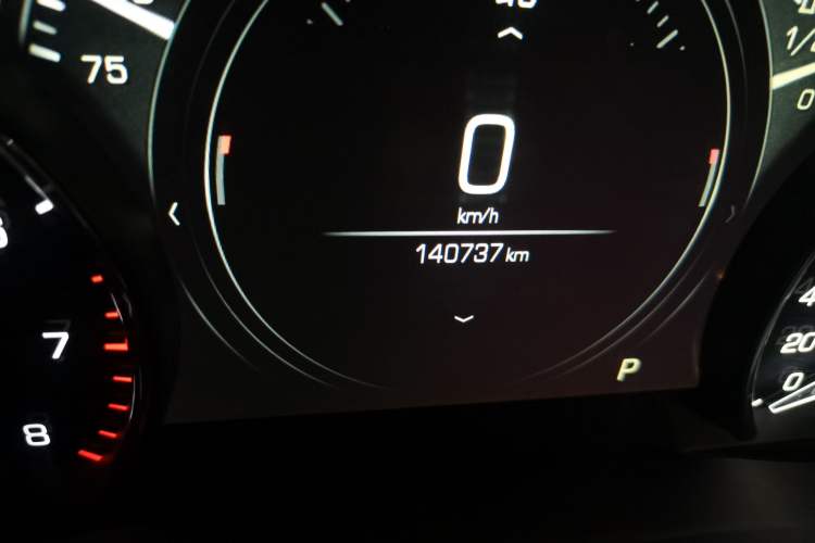 Used Cadillac XT5 2017 Anniversary Edition 25T Luxury Model Odometer Close Up