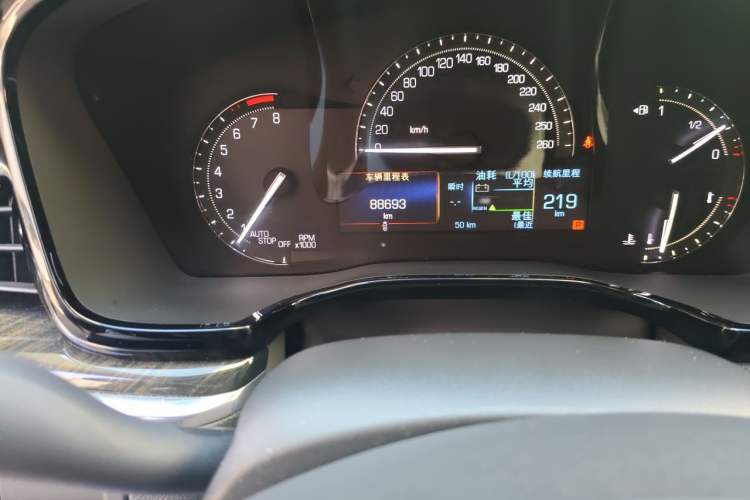 Used Cadillac XT5 2017 Anniversary Edition 25T Luxury Model Odometer Close Up