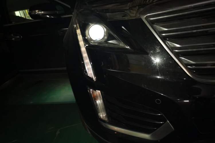 Used Cadillac XT5 2017 Anniversary Edition 25T Luxury Model Right Front Headlight