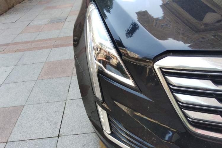 Used Cadillac XT5 2017 Anniversary Edition 28T Four-Wheel Drive Tech Model Right Front Headlight