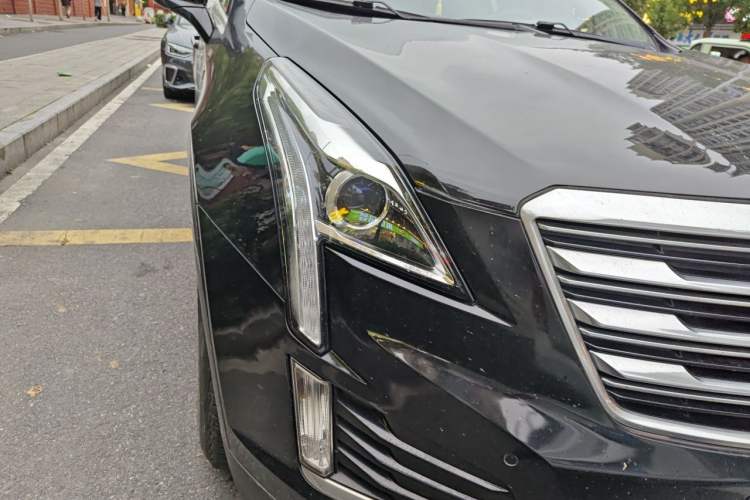 Used Cadillac XT5 2017 Anniversary Edition 25T Luxury Model Right Front Headlight