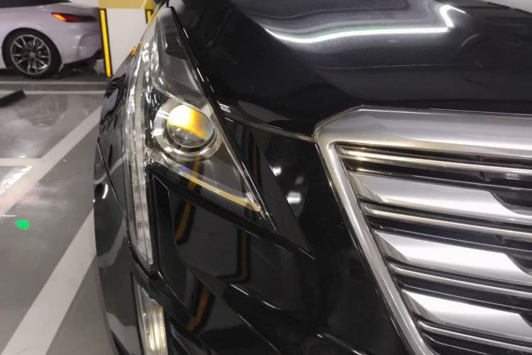 Used Cadillac XT5 2017 Anniversary Edition 25T Luxury Model Right Front Headlight