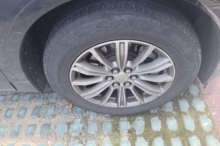 Used Cadillac XT5 2017 Anniversary Edition 25T Luxury Model Right Front Wheel Hub