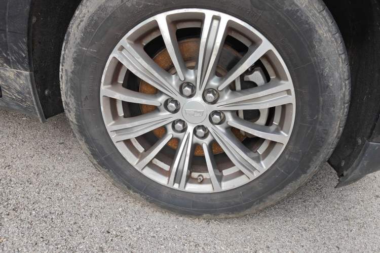 Used Cadillac XT5 2017 Anniversary Edition 25T Luxury Model Right Front Wheel Hub