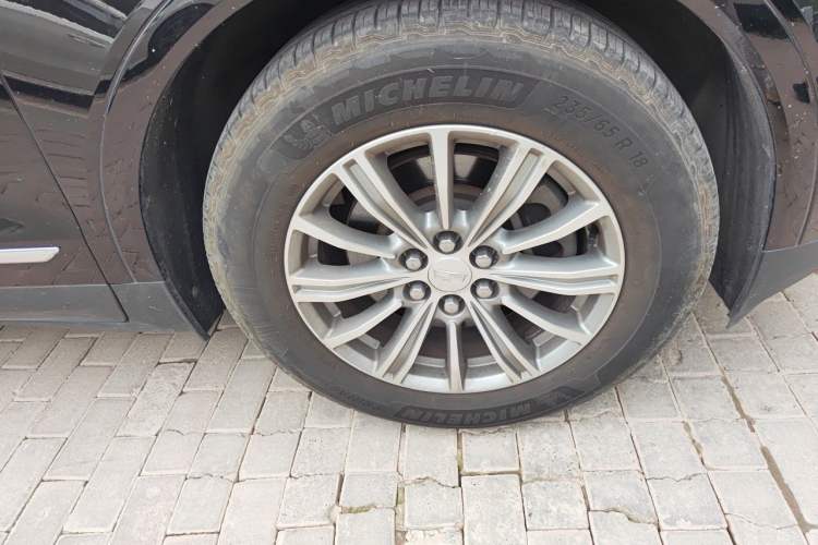 Used Cadillac XT5 2017 Anniversary Edition 28T Four-Wheel Drive Luxury Model Right Front Wheel Hub