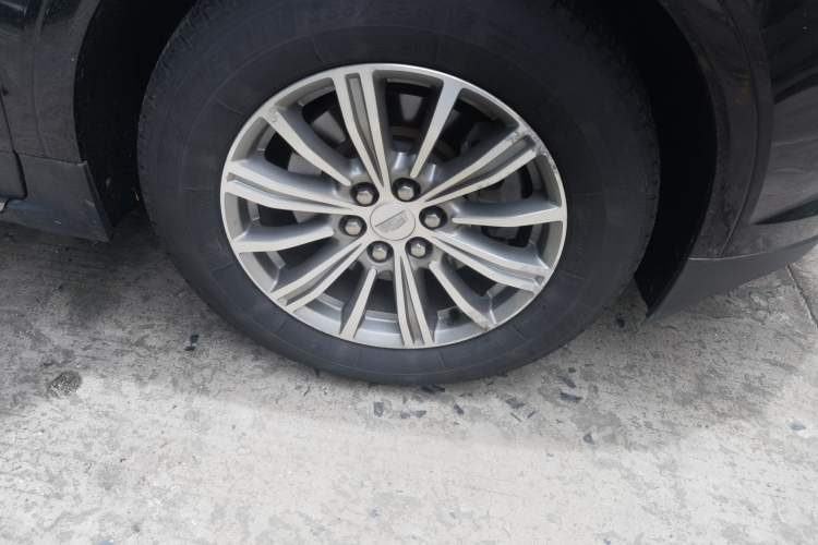 Used Cadillac XT5 2017 Anniversary Edition 25T Luxury Model Right Front Wheel Hub