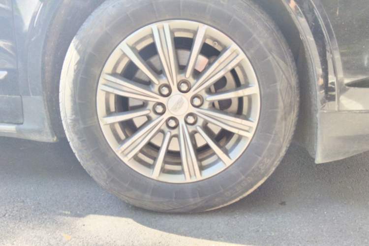 Used Cadillac XT5 2017 Anniversary Edition 25T Luxury Model Right Front Wheel Hub