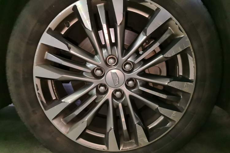 Used Cadillac XT5 2017 Anniversary Edition 28T All-Wheel-Drive Leading Model Right Front Wheel Hub