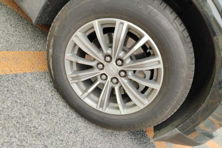 Used Cadillac XT5 2017 Anniversary Edition 25T Luxury Model Right Front Wheel Hub