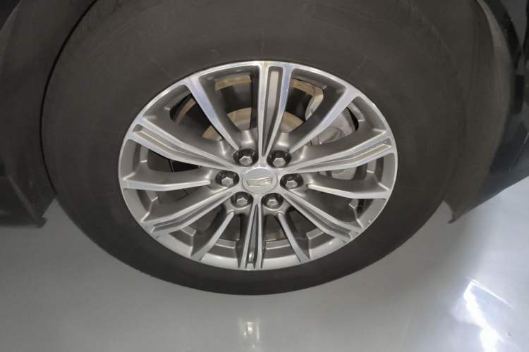 Used Cadillac XT5 2017 Anniversary Edition 25T Luxury Model Right Front Wheel Hub