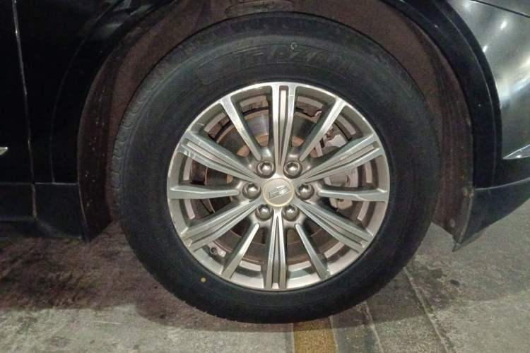 Used Cadillac XT5 2017 Anniversary Edition 25T Luxury Model Right Front Wheel Hub