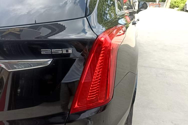 Used Cadillac XT5 2017 Anniversary Edition 25T Luxury Model Right Rear Taillight