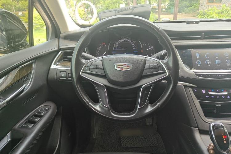Used Cadillac XT5 2017 Anniversary Edition 25T Luxury Model Steering Wheel
