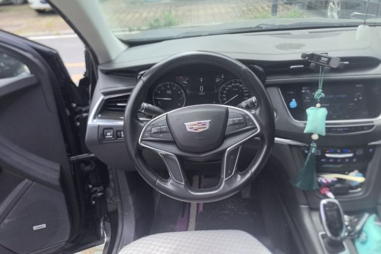 Used Cadillac XT5 2017 Anniversary Edition 25T Luxury Model Steering Wheel