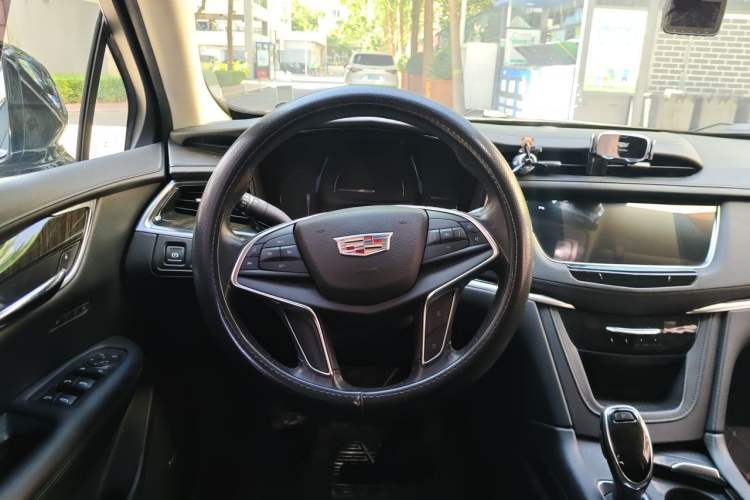 Used Cadillac XT5 2017 Anniversary Edition 25T Luxury Model Steering Wheel