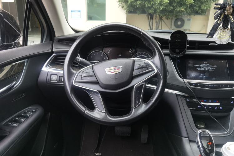 Used Cadillac XT5 2017 Anniversary Edition 25T Luxury Model Steering Wheel
