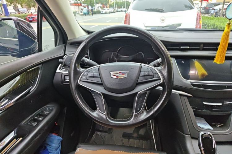 Used Cadillac XT5 2017 Anniversary Edition 25T Luxury Model Steering Wheel