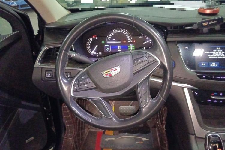 Used Cadillac XT5 2017 Anniversary Edition 25T Luxury Model Steering Wheel