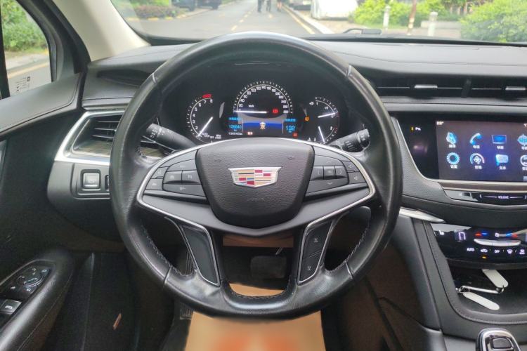 Used Cadillac XT5 2017 Anniversary Edition 25T Luxury Model Steering Wheel