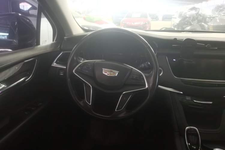 Used Cadillac XT5 2017 Anniversary Edition 25T Luxury Model Steering Wheel
