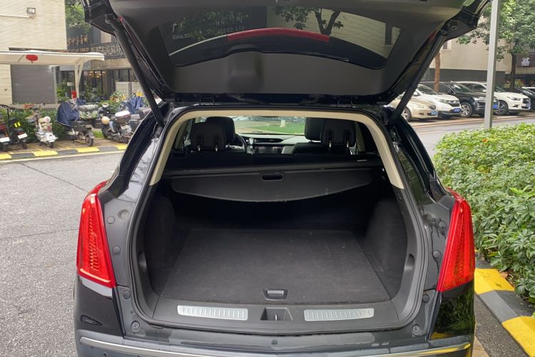 Used Cadillac XT5 2017 Anniversary Edition 25T Luxury Model Trunk