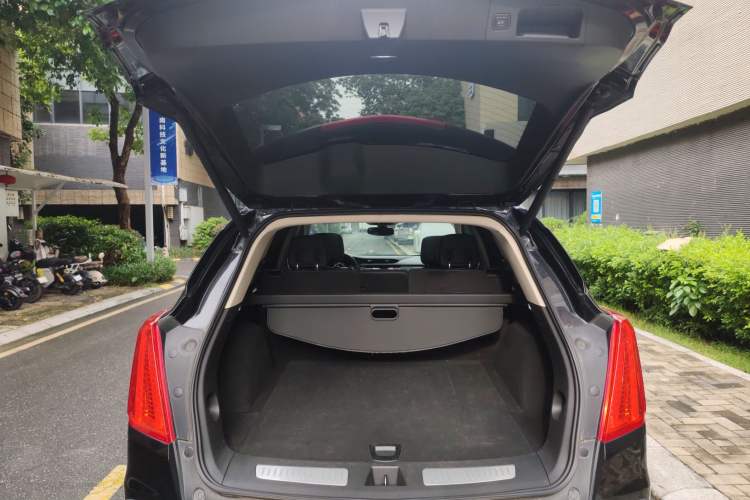 Used Cadillac XT5 2017 Anniversary Edition 25T Luxury Model Trunk