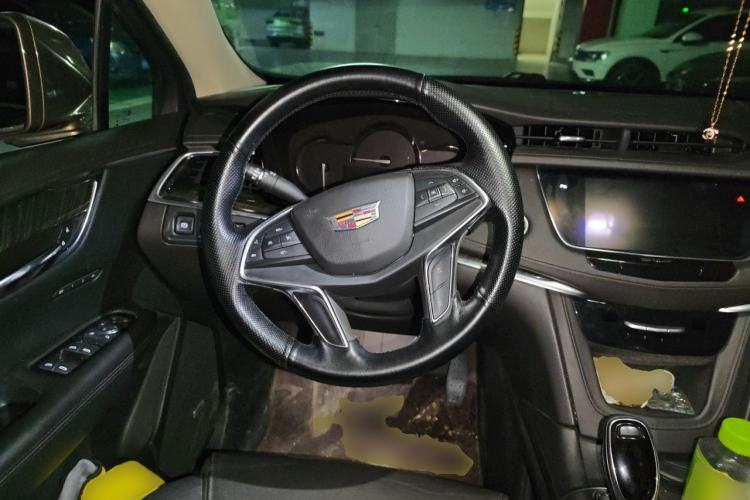 Used Cadillac XT5 2017 Anniversary Edition 25T Luxury Model Steering Wheel