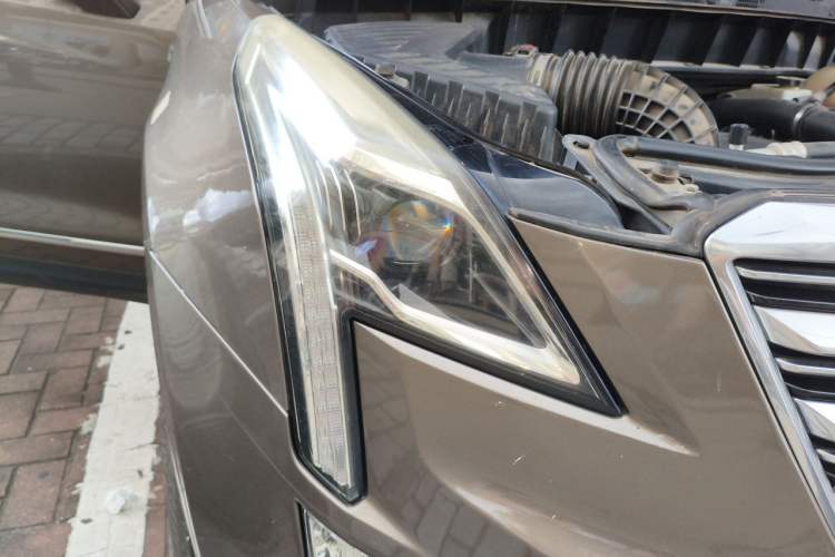 Used Cadillac XT5 2017 Anniversary Edition 28T Four-Wheel Drive Luxury Model Right Front Headlight