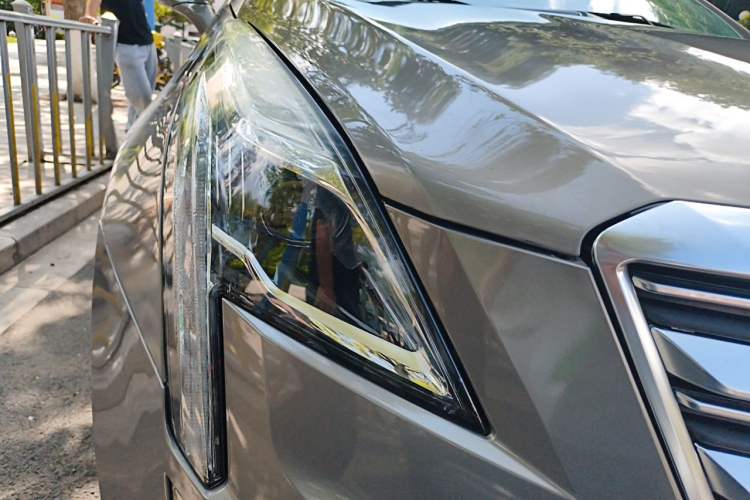 Used Cadillac XT5 2017 Anniversary Edition 28T Four-Wheel Drive Luxury Model Right Front Headlight