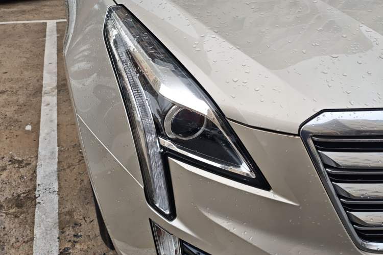Used Cadillac XT5 2017 Anniversary Edition 25T Luxury Model Right Front Headlight