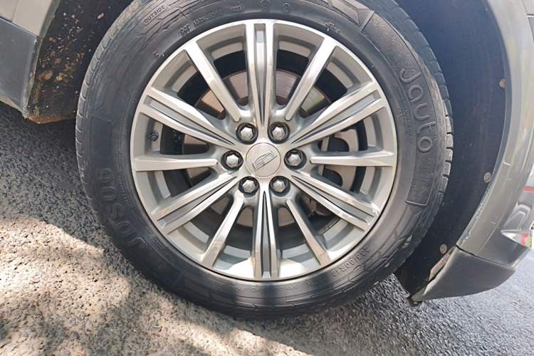Used Cadillac XT5 2017 Anniversary Edition 28T Four-Wheel Drive Luxury Model Right Front Wheel Hub