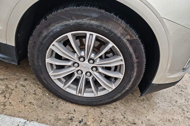 Used Cadillac XT5 2017 Anniversary Edition 25T Luxury Model Right Front Wheel Hub