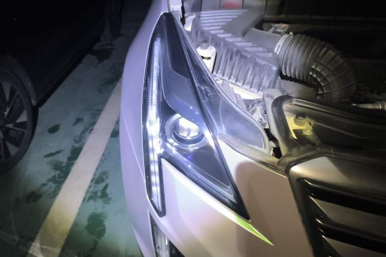 Used Cadillac XT5 2017 Anniversary Edition 25T Luxury Model Right Front Headlight